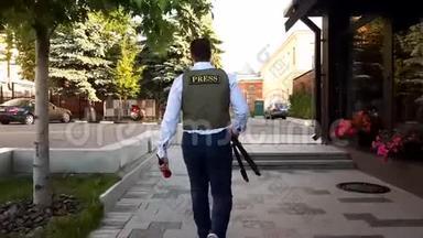 专业记者住在市街。 一个穿着特殊服装的记者走过城市的街道
